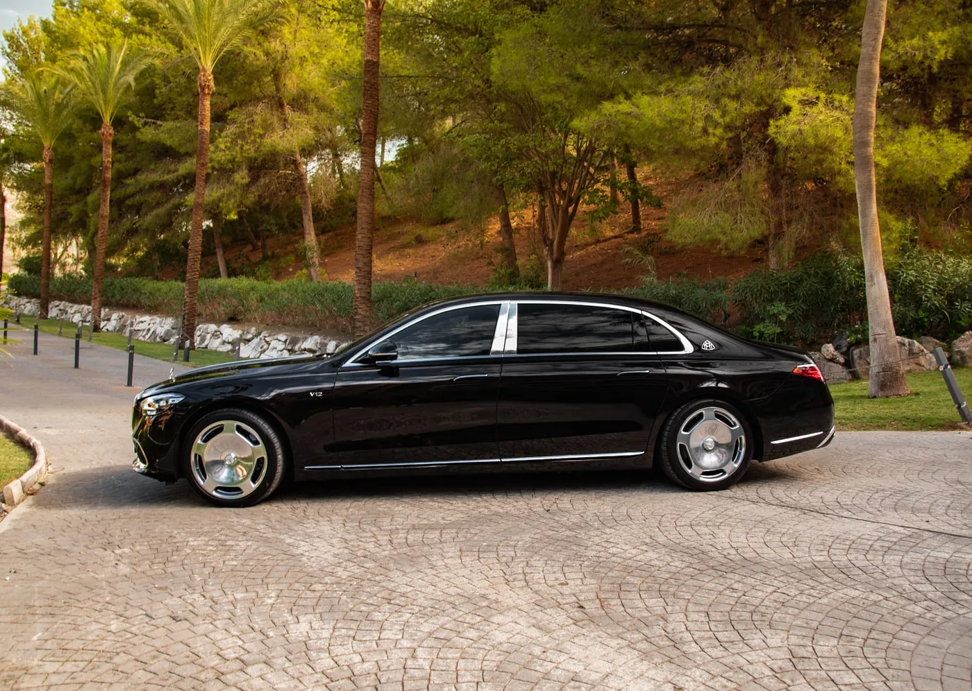 Full side profile of the black Mercedes-Maybach S 680 with chrome trim and wheels.