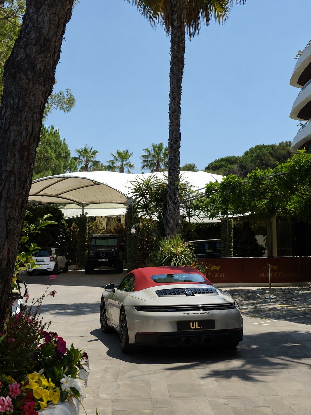 Porsche 911 Carrera 4 GTS arriving at Alàbriga Hotel entrance