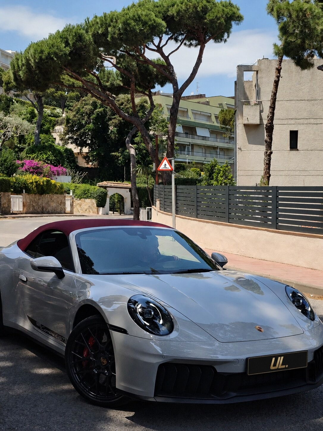 Porsche 911 Carrera 4 GTS Cabriolet GT Silver Metallic red soft top